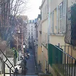 Lovely Studio In The Very Heart Of Montmartre
